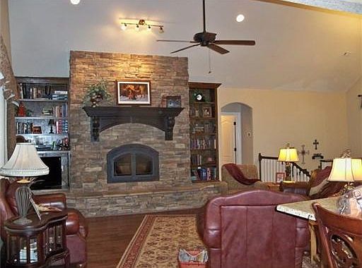 3rd image of 832 Hilltop Dr