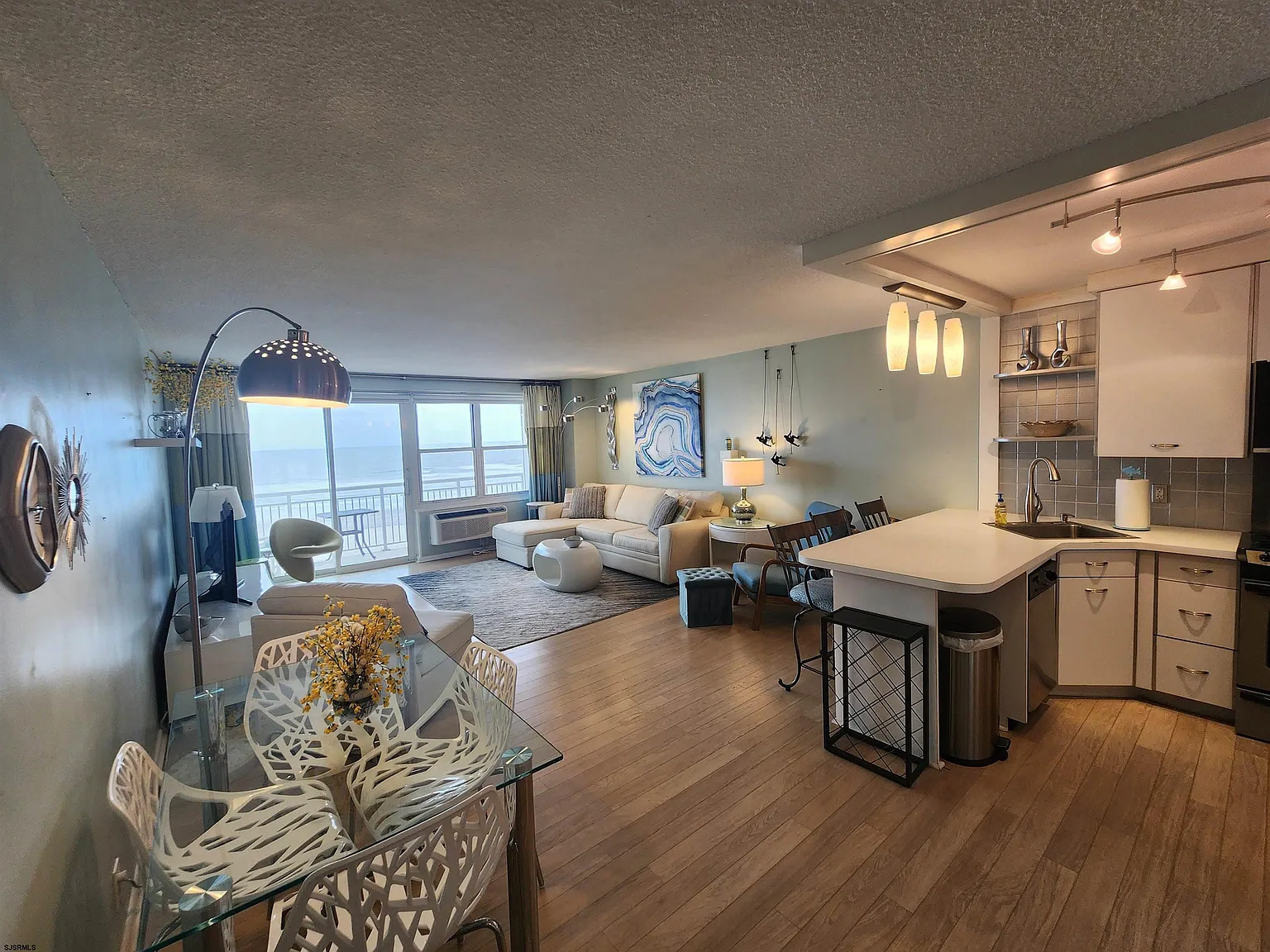 1 bed, 1.0 bath, 865 sqft, $30,000 — Photo 4