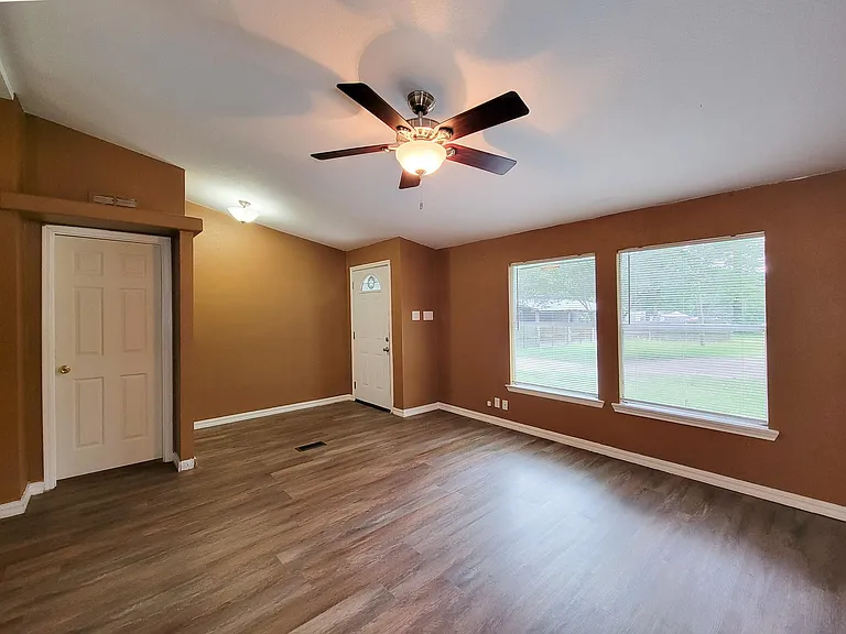 20284 Forest Woods Ln — Photo 24