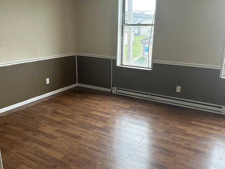 984 Jefferson Ave — Photo 4
