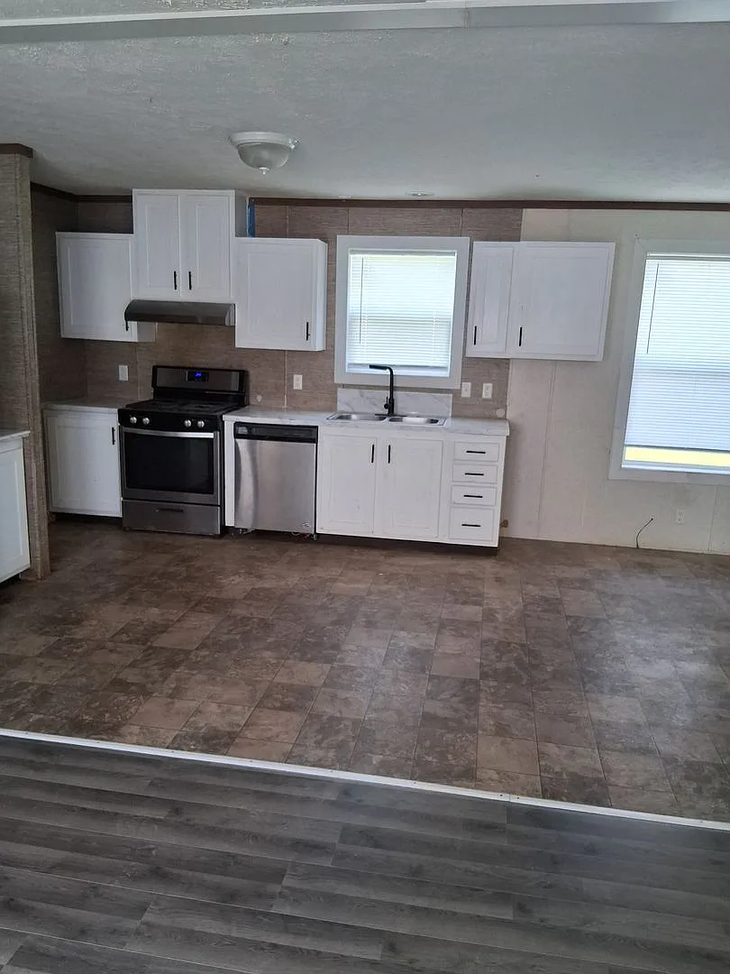 Hillcrest Mobile Home Community — Photo 1