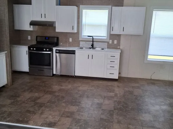 Hillcrest Mobile Home Community, 1220 E 2nd St #14, Webster City, IA 50595