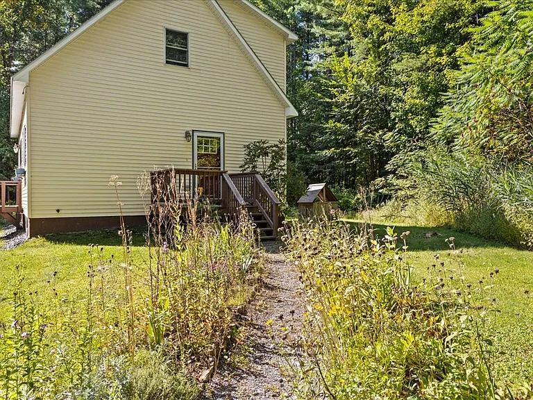 1672 Sweet Hollow Rd — Photo 4