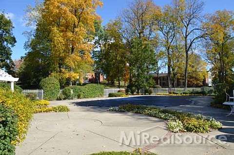 5th image of 433 Fox Hills Dr