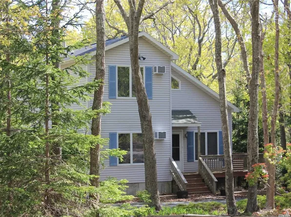 21 Newtown Ct, Hampton Bays, NY 11946