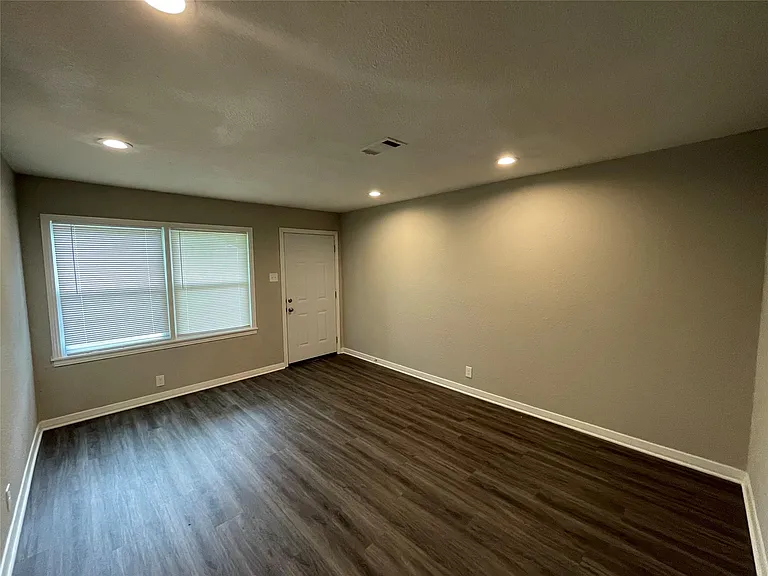 2526 Jackson St — Photo 8