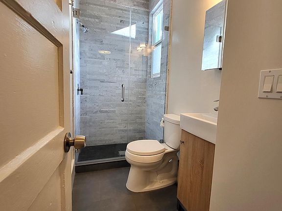 2nd image of 1300B Florida St