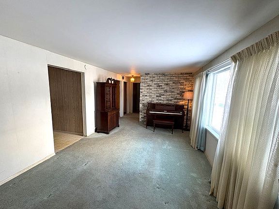 5th image of 81 Fox St