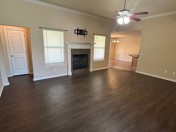 4th image of 204 W Camden Dr