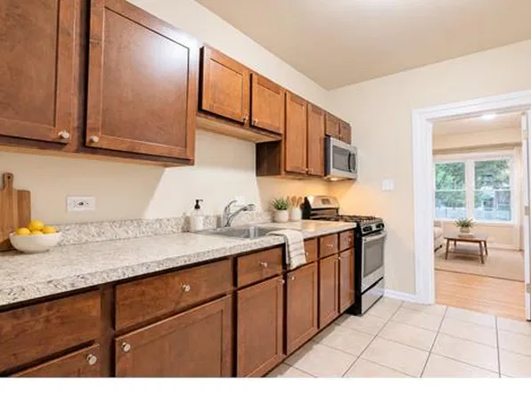 2804 E 81st St #1, Chicago, IL 60617