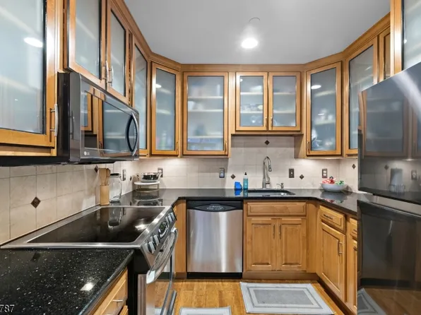 207-31 Shearwater Ct West #31, Jersey City, NJ 07305