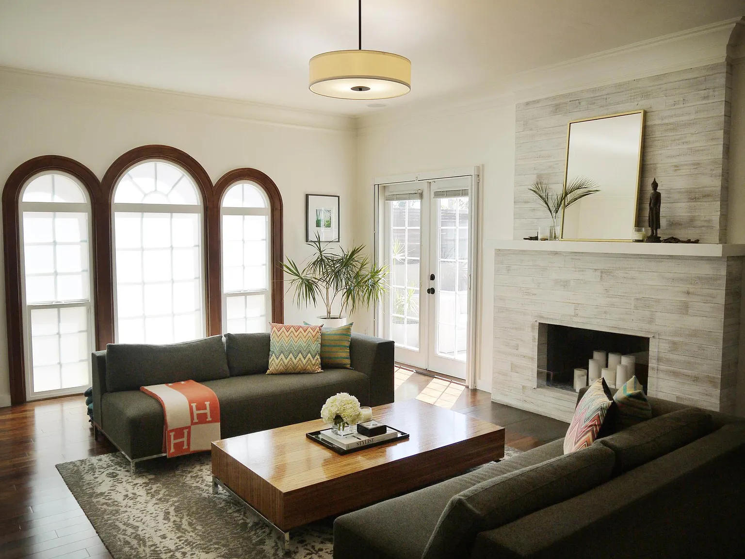 1124 S Redondo Blvd — Photo 2