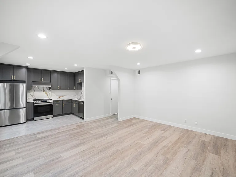 623 E Chevy Chase Dr #C — Photo 7