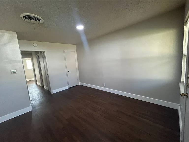 818 W Texas St — Photo 16