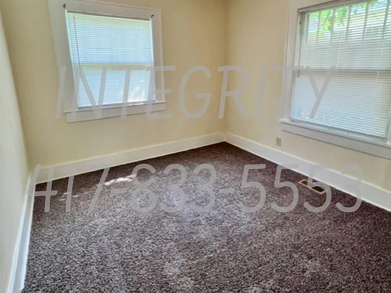 2326 N Franklin Ave — Photo 5