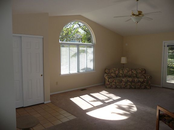 17.5x20 great room vaulted ceiling, natural light