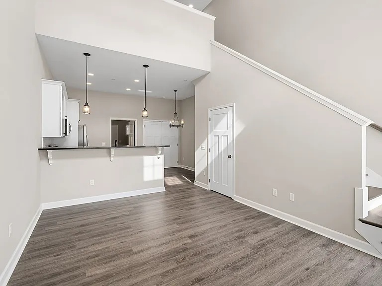677 Glenview Dr — Photo 4