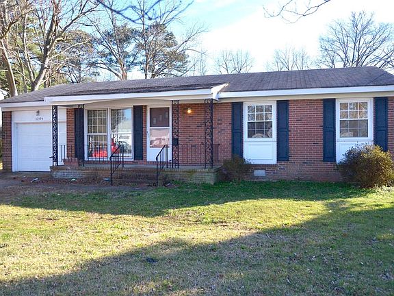 Front porch, great location