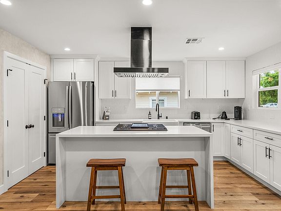 5th image of 4051 Baywood St