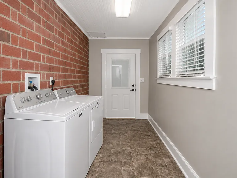 506 S Main St — Photo 11