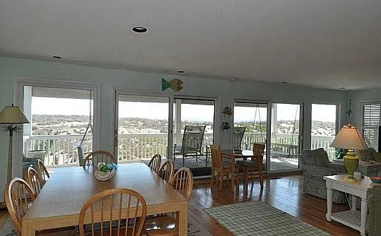 4 bed, 2700 sqft, $2,800 — Photo 3