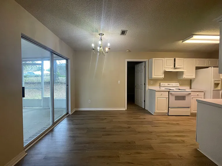 240 Westview Dr — Photo 4