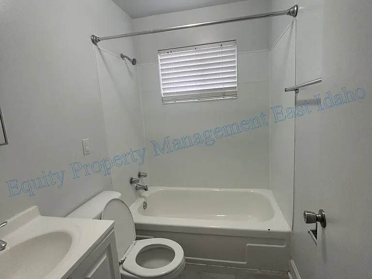 1070 McKinley Ave — Photo 22