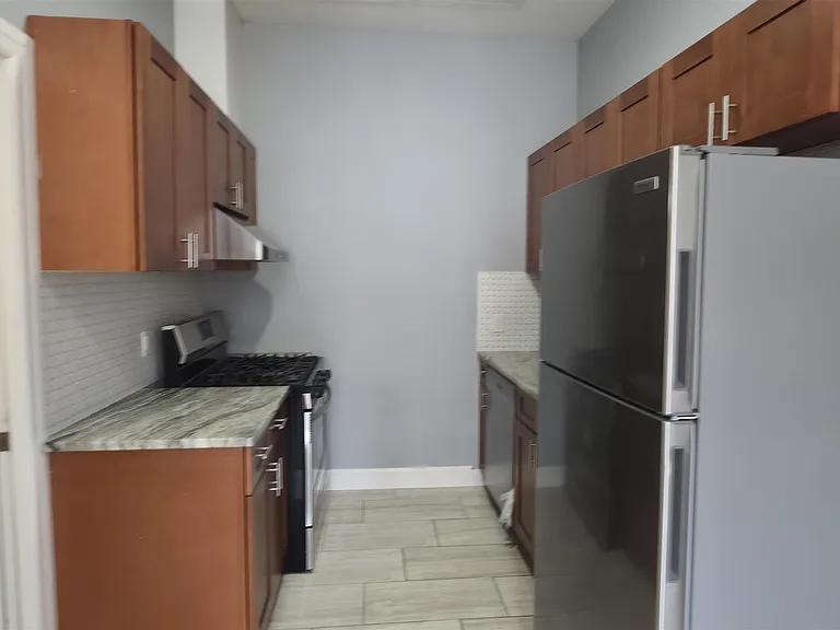 100 Griffith St #1R — Photo 6