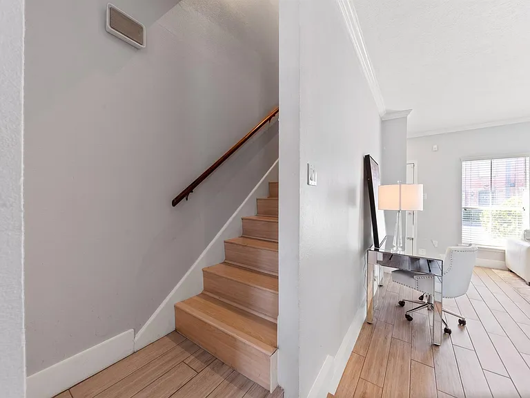 7700 Creekbend Dr #30 — Photo 14