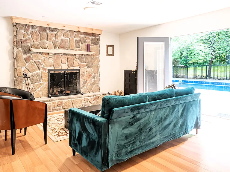 5 Beaver Brook Dr — Photo 3