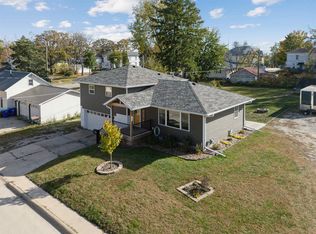 707 2nd St NE, Independence, IA 50644