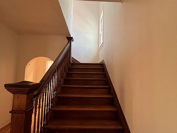 4th image of 633 N Mariposa Ave