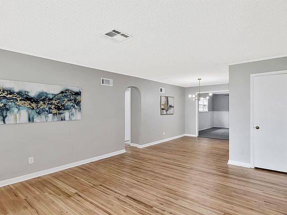 5th image of 621 S Courtleigh Dr