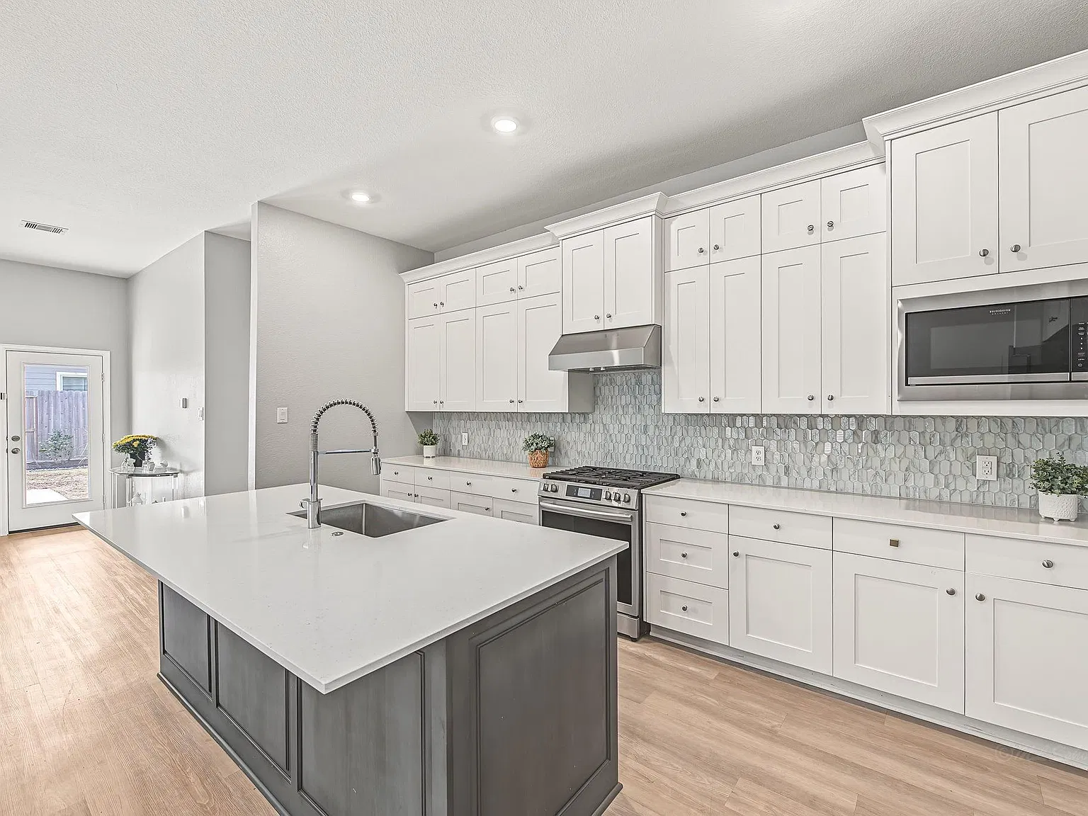 4 bed, 2.0 bath, 1875 sqft, $2,600 — Photo 3