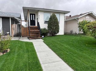 4703 W 44th St, Sylvan Lake, AB T4S 1N5