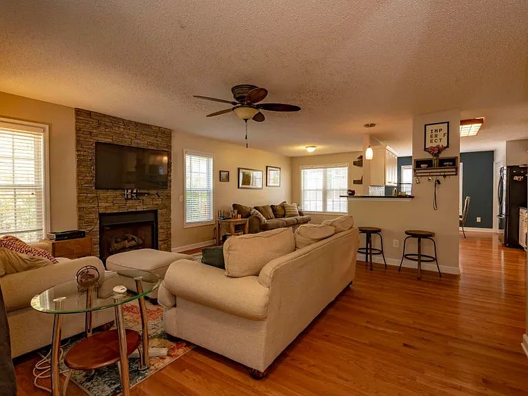 440 Spring Lake Dr — Photo 5