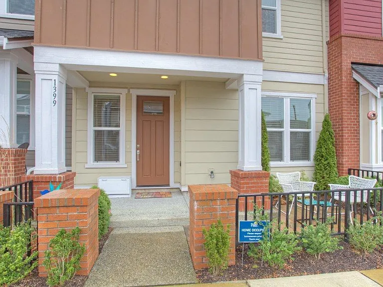 1399 NE Hickory Ln — Photo 2