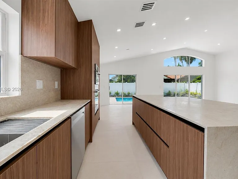 3330 SW 50th St — Photo 8