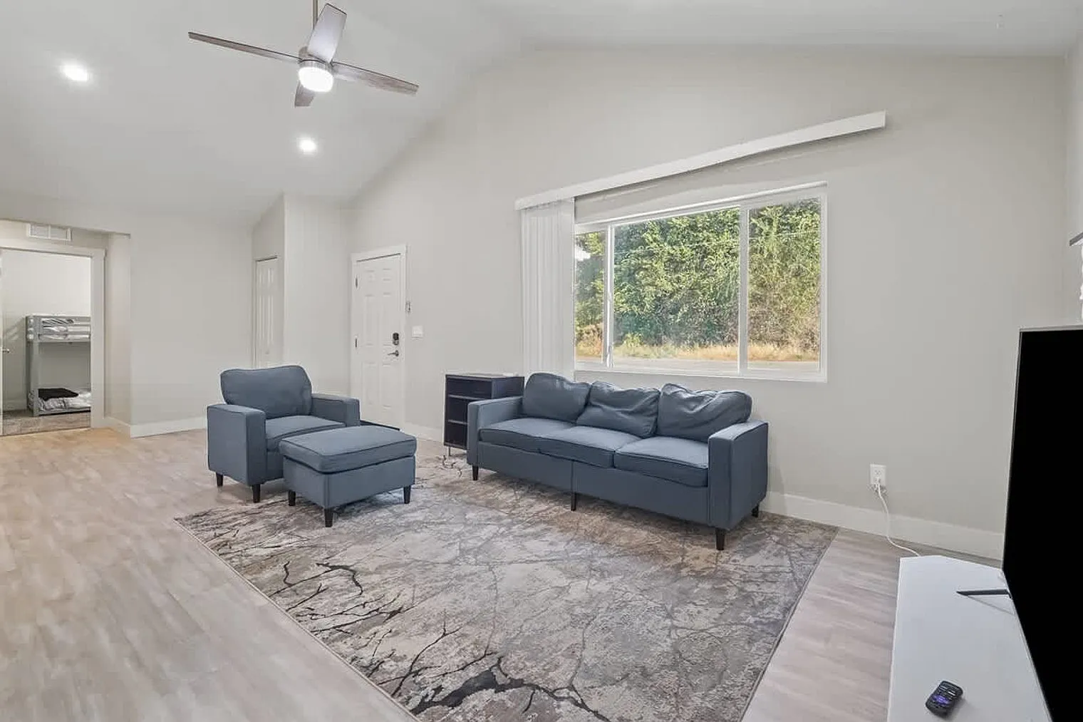 3 bed, 1.0 bath, $4,667 — Photo 2