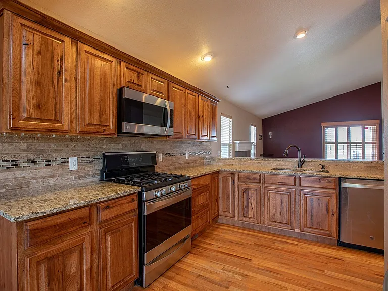 1076 Fairfield Ave — Photo 13