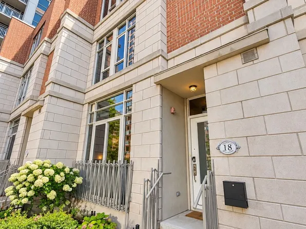 18 Grand Magazine St #Townhouse 8, Toronto, ON M5V 1B4