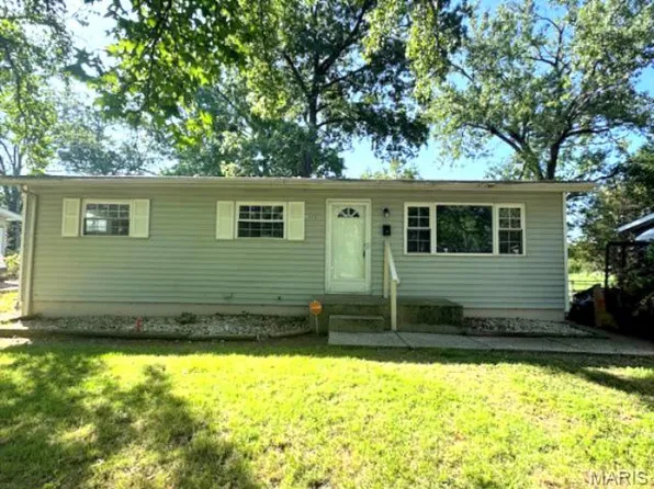 1020 Forestwood Dr, Saint Louis, MO 63135