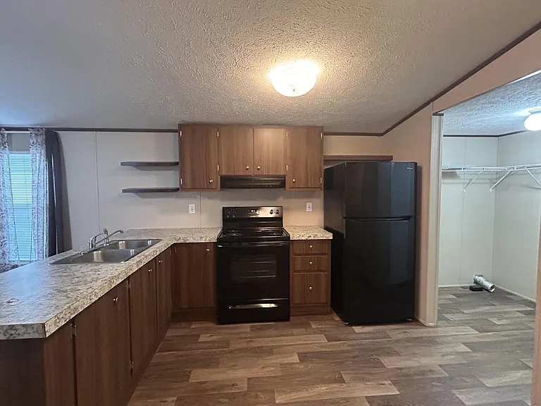 185 Cougar Ln — Photo 2
