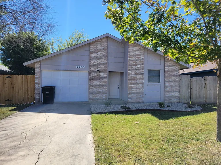 2206 Coach Dr — Photo 1