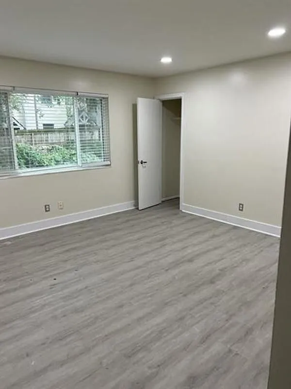 2 bed, 1.0 bath, 900 sqft, $1,595 — Photo 2