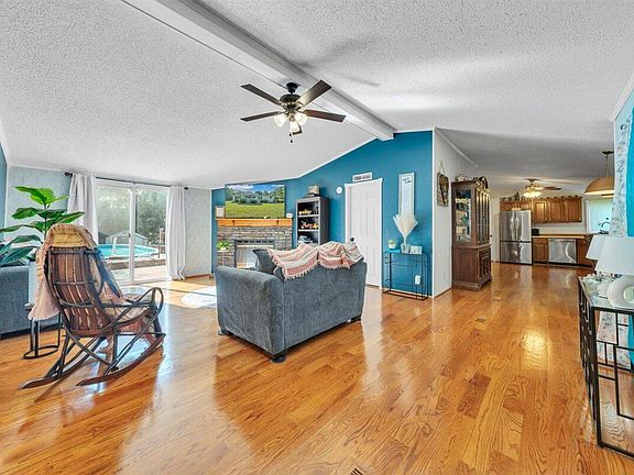 3rd image of 885 Clearwater Dr