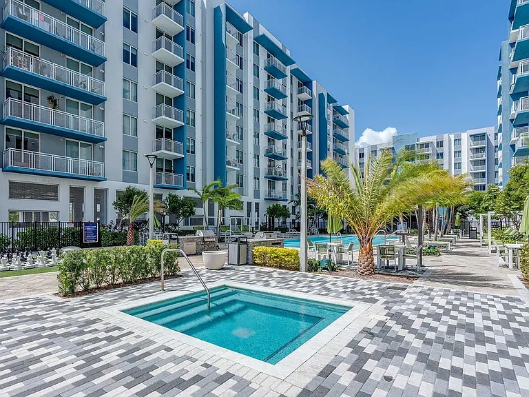 Pura Vida Hialeah Luxury Apartments — Photo 24