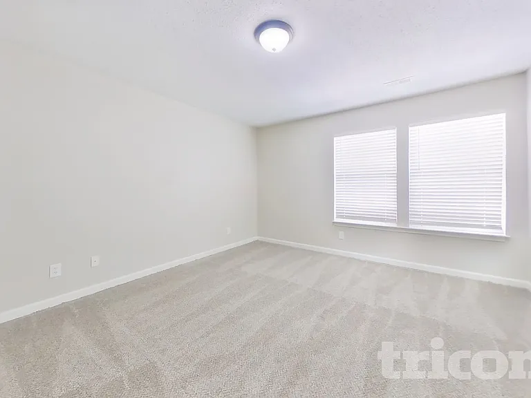 4525 Connaught East Dr — Photo 6