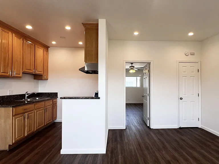 1713 W Malvern Ave #D — Photo 9