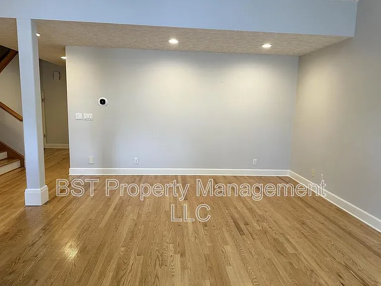 330 E College St — Photo 6